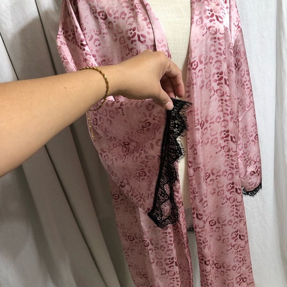 Free Realm Silky Robe - Picture 4 of 4